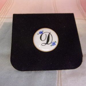 Sarah Coventry D Alphabet Porcelain Lapel Pin 6878